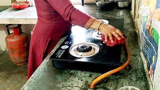 Desi Mom fuking neighbour hubby's with kichen