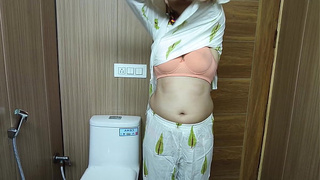 Trying My Stepmother's Yummy Twat in the Bathroom. Full Sex tape