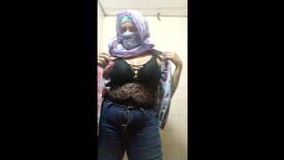 Muslim Arab Mom HIjab in Jeans Masturbating Wet Cunt to Extreme Squiring Climax on Web Camera