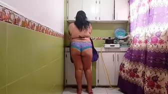 Whenever my stepsister has to clean the house, she doesn't wear a lot of clothes so that I can see her so we can fuck la