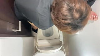 [Lovers ◯ photo] A lovers who just started dating and are in the middle of love. Bareback sex at the toilet where they work part-time. They become completely absorbed in the stimulating sex...